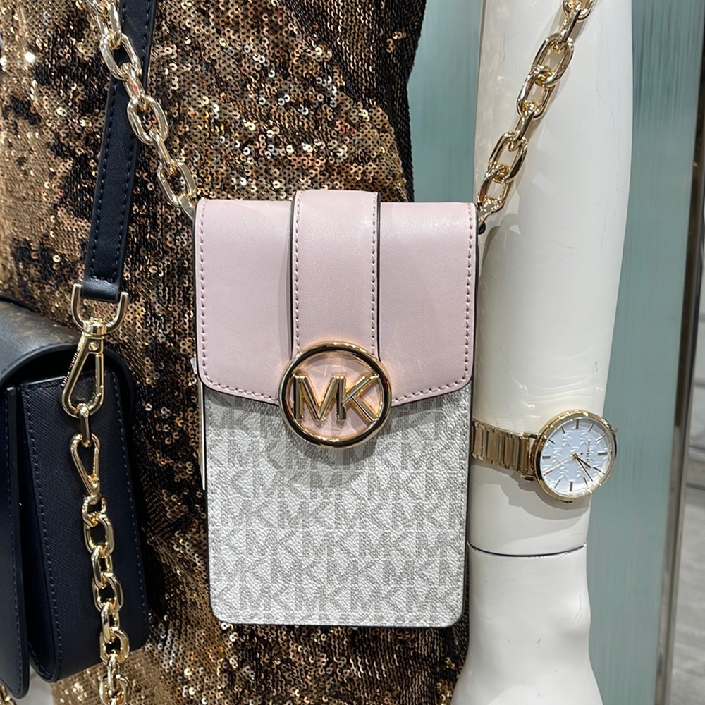 Michael Kors Carmen Small Logo Smartphone Crossbody Bag
Powder Blush Multi
NWT - Picture 15 of 16